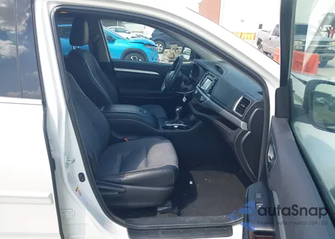 2015 Toyota Highlander Le Plus V6 z USA, uszkodzony, nr VIN 5TDZKRFH9FS117911